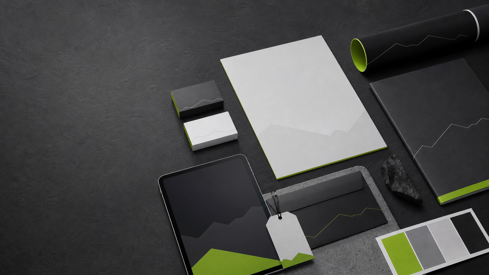 Ensemble coordonné de cartes, brochure, écran et nuancier constituant une identité visuelle verte et anthracite