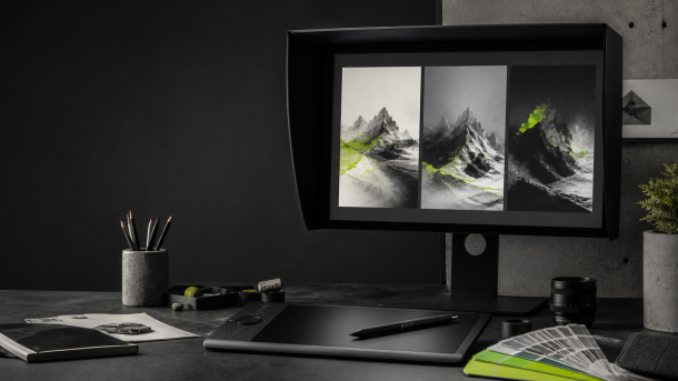 Poste de création graphique avec tablette, nuanciers et plusieurs variantes cohérentes d’une même image
