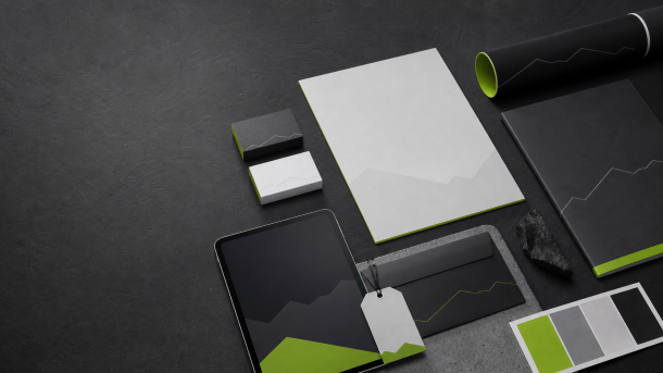 Ensemble coordonné de cartes, brochure, écran et nuancier constituant une identité visuelle verte et anthracite